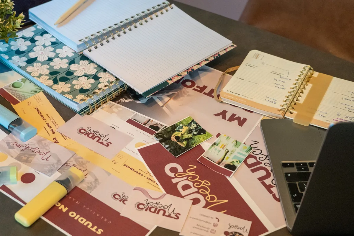 Drukwerk en schetsboeken op tafel